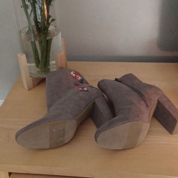 Report Women's Floral Heel Boots - Picture 2 of 2